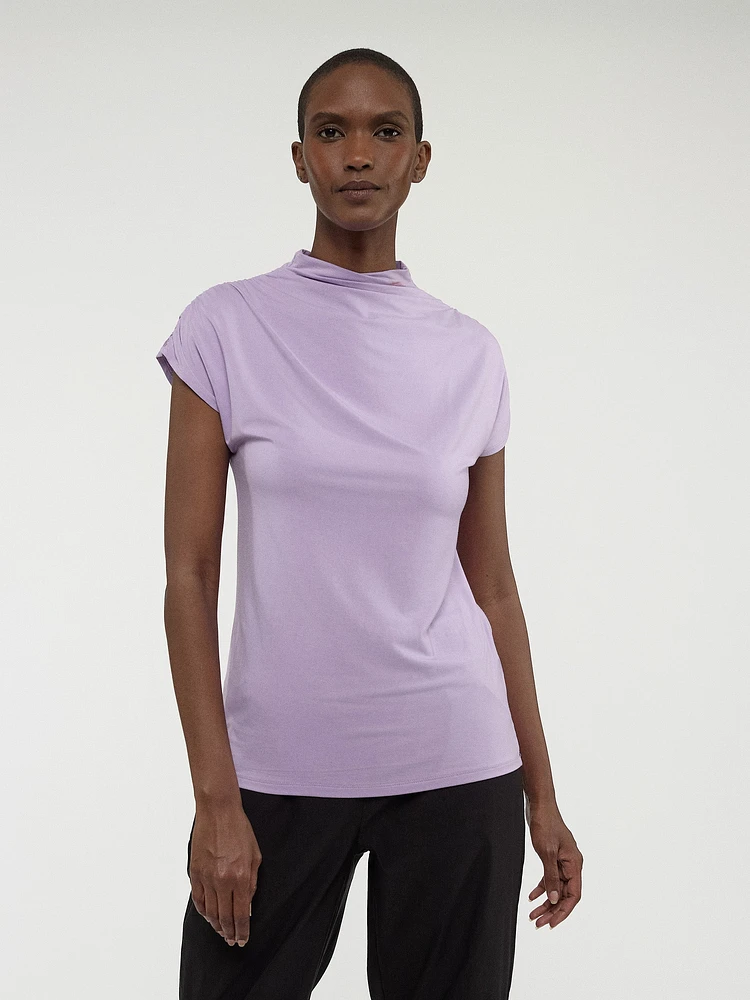 Short-sleeve semi-fitted t-shirt