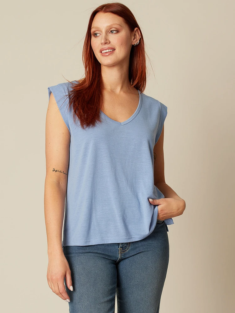 Semi-fitted fluid t-shirt