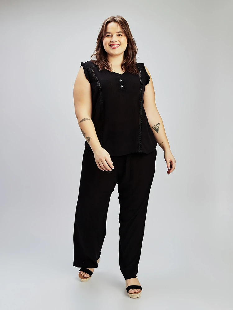 Sleeveless semi-fitted blouse