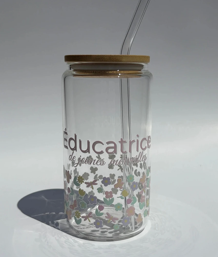 Tumbler en verre avec couvercle et paille (16 oz) - Éducatrice pastel 💛