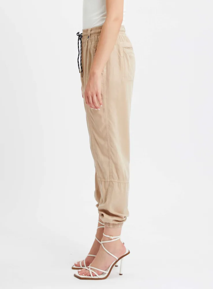 CORALIE | Jogger pants with overlock stitch detail and contrast drawst