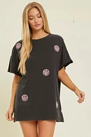 Vestido estilo camiseta con detalle de parche Smiley