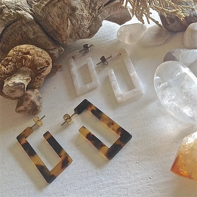 Mod 4CM Acetate Rectangle Earrings In Tortoise