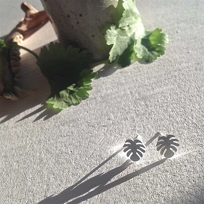 Boucles d'oreilles à tige en forme de feuille de Monstera