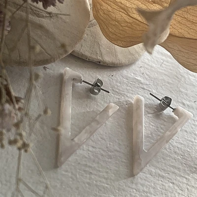 Boucle d'oreille Flying V en acétate et cristal blanc.