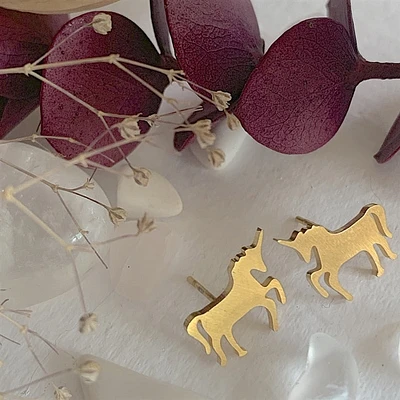 Pendientes Stud Silueta Unicornio Tesias