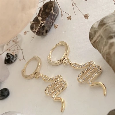 Boucles d'oreilles créoles Hugger à breloque serpent avec dos en diamant