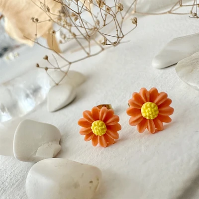 Bellis Porcelain Daisy Stud Earrings