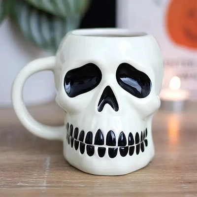 Taza de cerámica con calavera