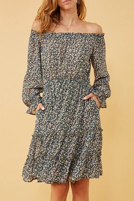 Robe à petites fleurs et épaules dénudées manches longues