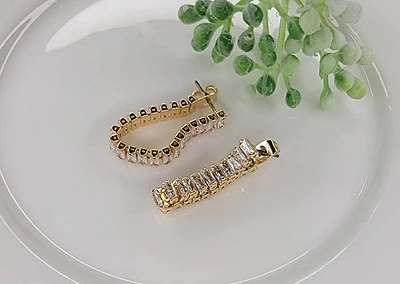 Baguette envolvente dorado con circonitas transparentes