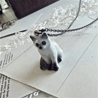 Collier pendentif chaton en porcelaine Akela