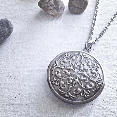 Medaillon Locket In Antique Silver