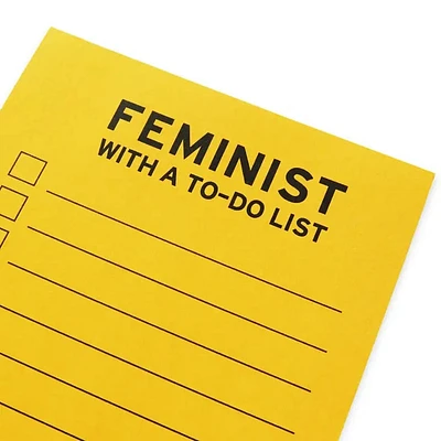 Feminista con un bloc de notas de lista de tareas pendientes