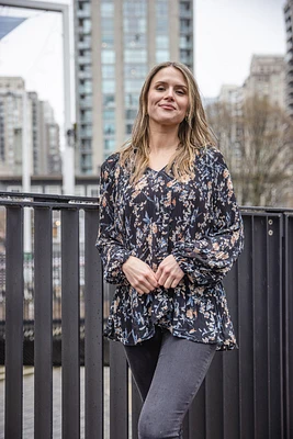 Blusa floral plisada con lazo en la espalda