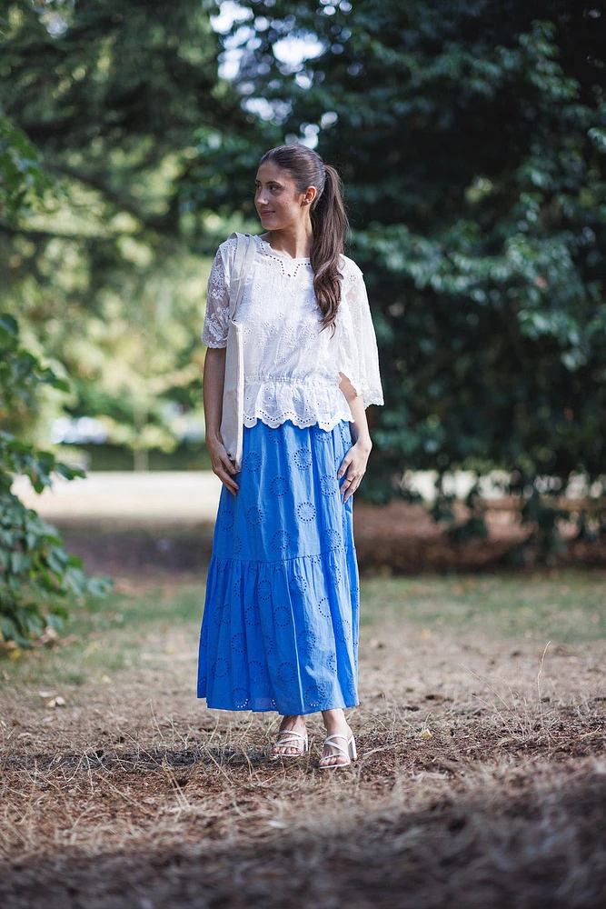 Blusa con ojales bordados