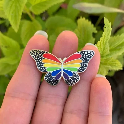 Mariposa arcoiris LGBTQ2SIA + Chapa