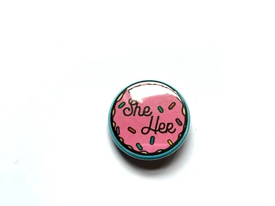 Elle/son pronom de beignet Badge