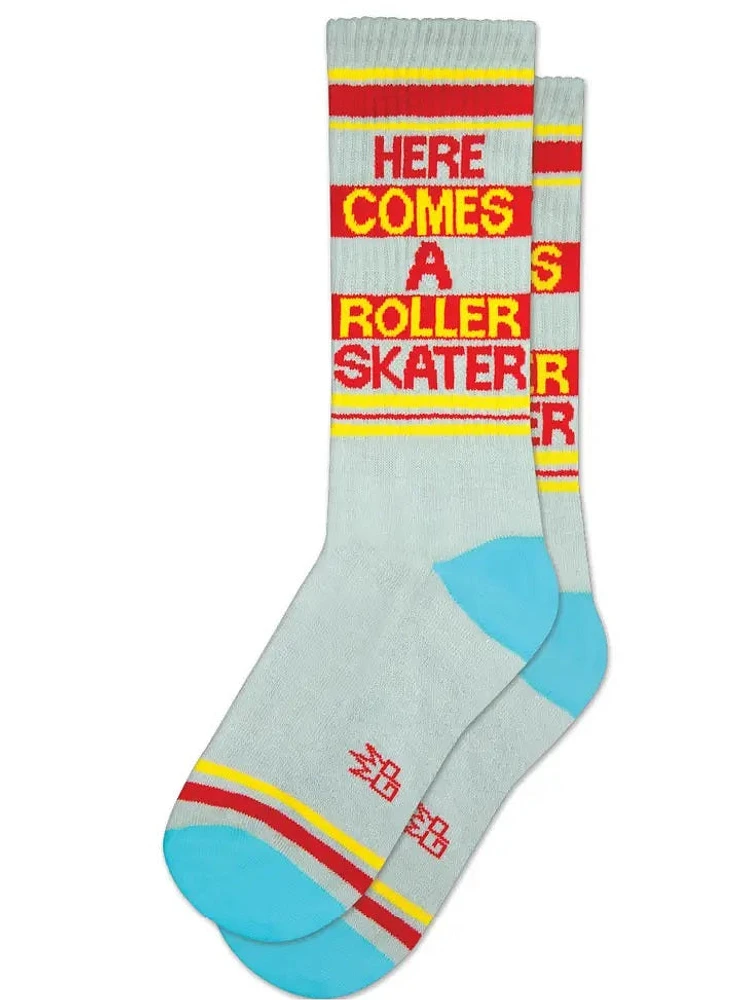 Voici des chaussettes côtelées pour patineurs à roulettes