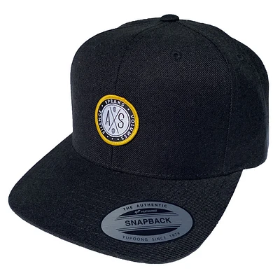 Casquette Snapback noire à patch croisé