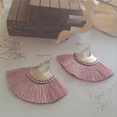 Aretes en forma de abanico en color rubor con forma de gota de latón Gaela