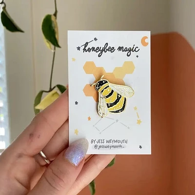 Pin de esmalte de abeja galaxia