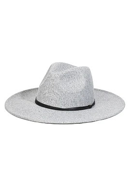 FEDORA DE ALA PLANA CON TIRANTES FINO