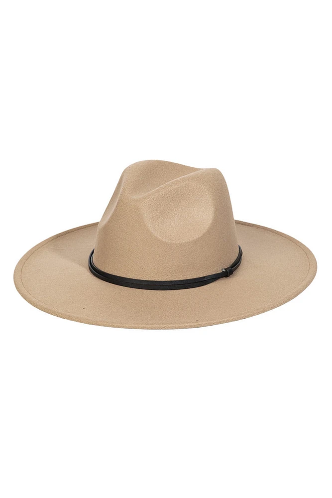 FEDORA DE ALA PLANA CON TIRANTES FINO