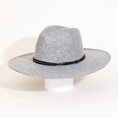 SOMBRERO DE MODA FEDORA CON ALA PLANA Y CORREA DELGADA