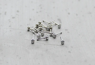 16G TI PRONG GEM 2MM CZ