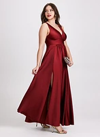 Robe à décolleté plongeant et jupe froncée