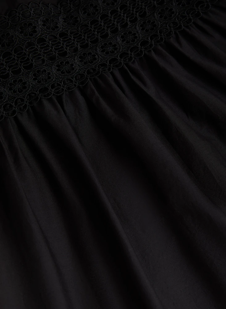 Robe ajustée et évasée volantée