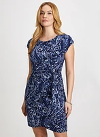 Robe à motif paisley et manches cape