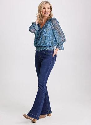 Blouse à motif paisley et jean à jambe évasée