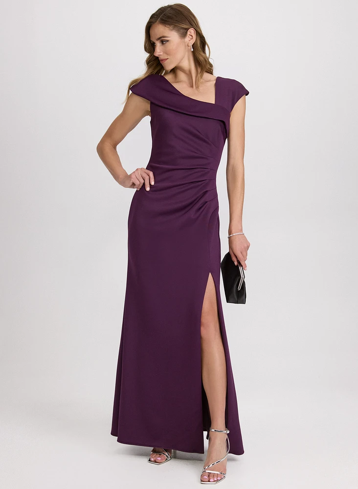 Robe à encolure asymétrique