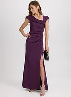 Robe à encolure asymétrique