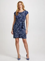 Robe à motif paisley et manches cape