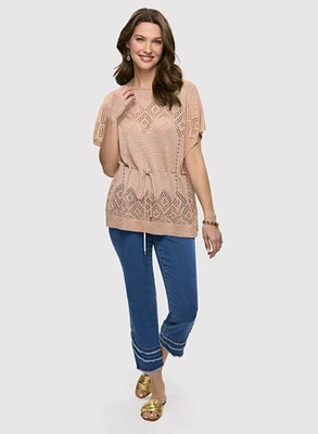 Short Sleeve Knit Pullover & Pull-On Frayed Denim Capris