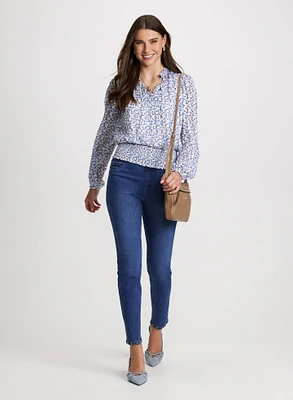 Blouse florale de satin et jean à jambe étroite