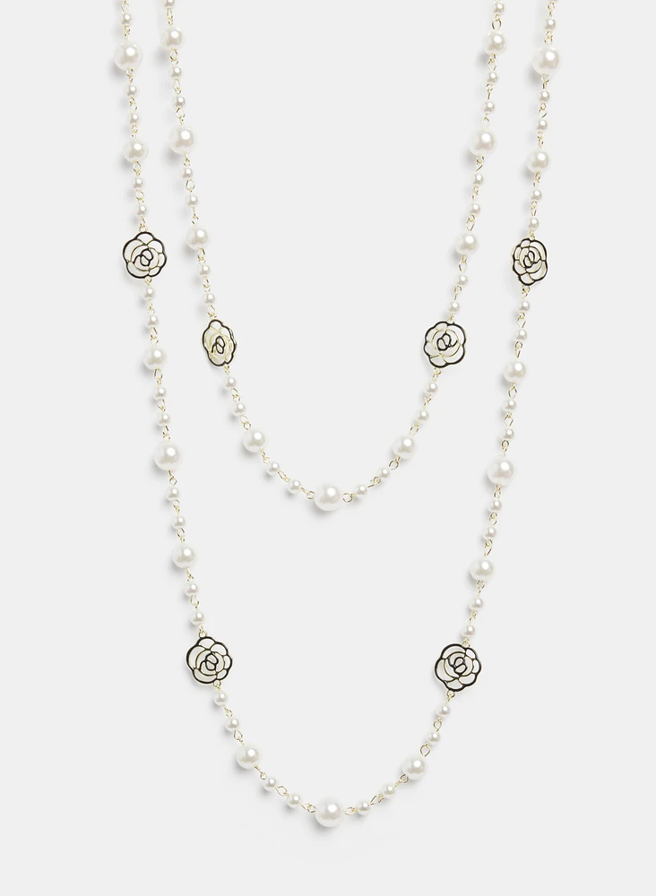 Collier en perles à insertions florales