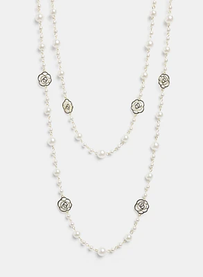 Collier en perles à insertions florales