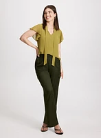 Blouse à encolure nouée et pantalon cargo à jambe droite