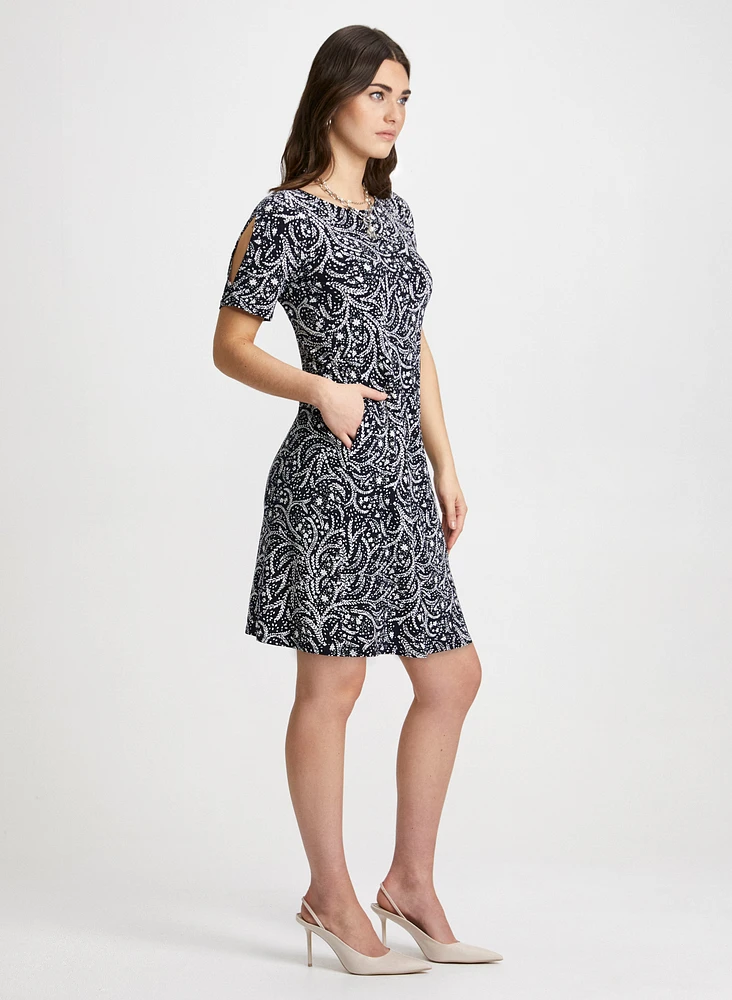 Robe à découpe aux manches