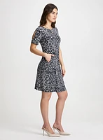 Robe à découpe aux manches