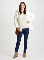 Manteau en fausse fourrure et jean