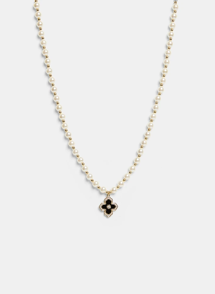 Collier perlé à pendentif trèfle