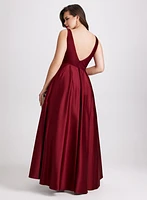 Robe longue satinée et asymétrique