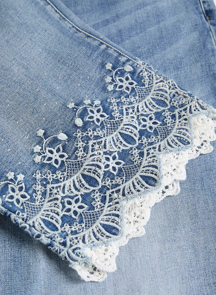 Capri en denim à broderies et pierres du Rhin