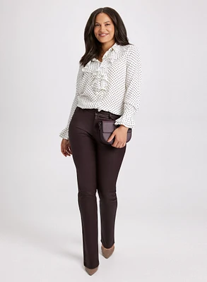 Blouse à pois et jean à jambe étroite