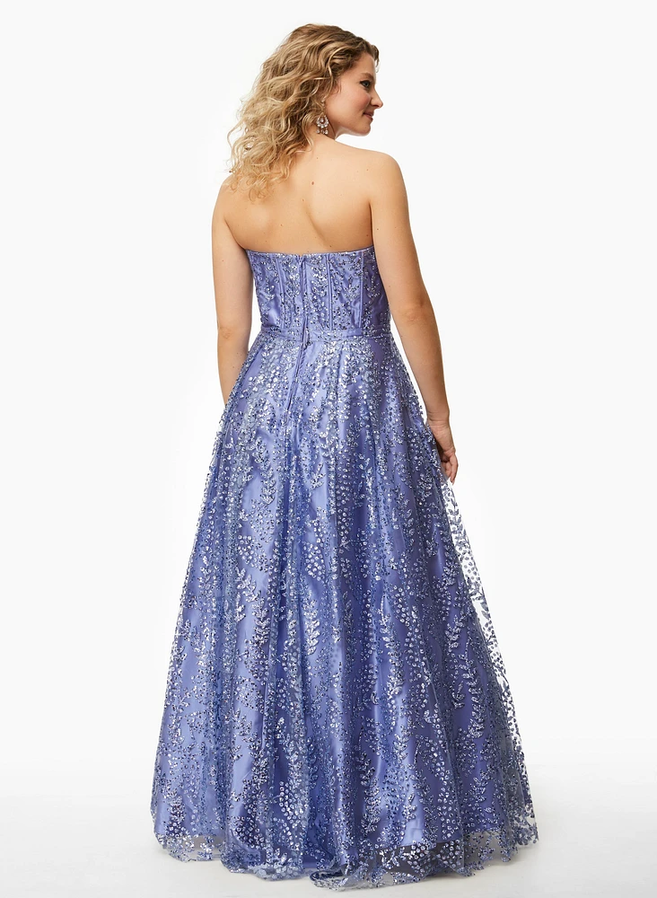 Robe longue à paillettes et encolure en cœur